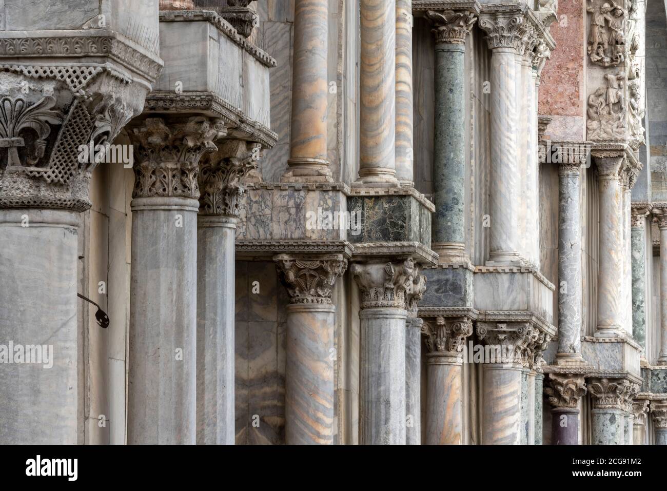 Venedig, Markusplatz (Piazza San Marco), Markusdom (Basilica di San Marco), Säulen und Kapitelle der Westfassade Stock Photo