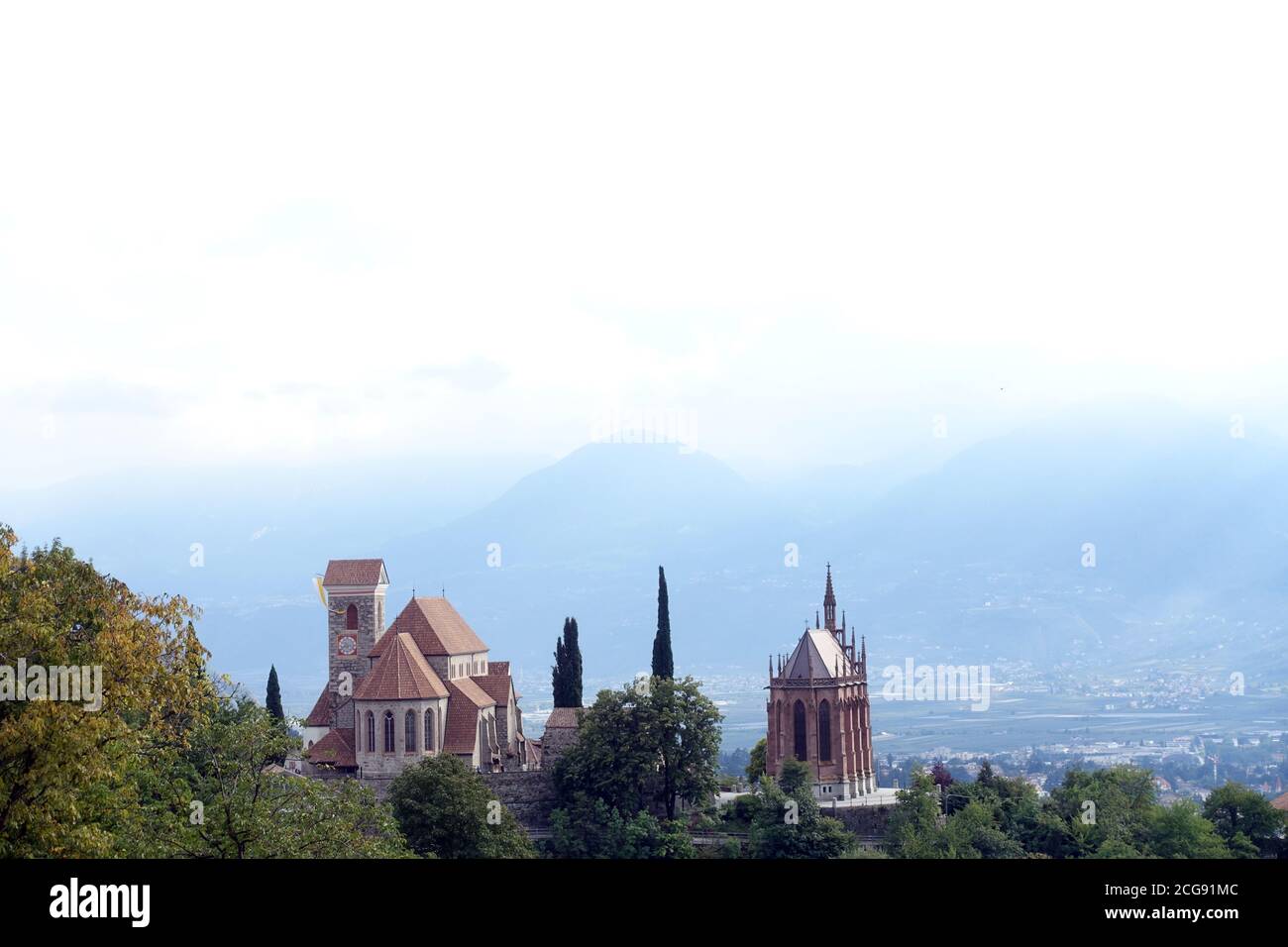 Blick auf Schenna mit Mausoleum von Erzherzog Johann von Österreich und neuer Pfarrkirche St. Maria Himmelfahrt, Südtirol, Italien Stock Photo