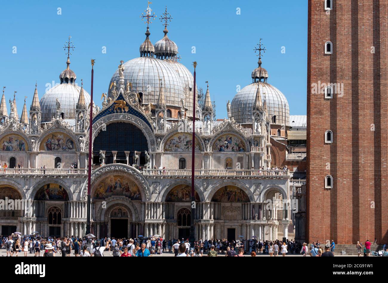 Venedig, Markusplatz (Piazza San Marco), Markusdom (Basilica di San Marco), Westfassade mit Campanile Stock Photo