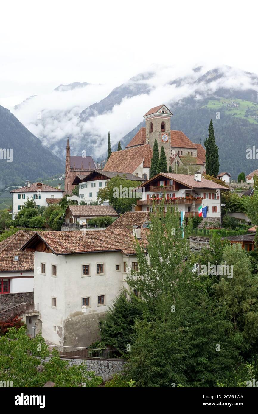 Blick auf Schenna mit Mausoleum von Erzherzog Johann von Österreich und neuer Pfarrkirche St. Maria Himmelfahrt, Südtirol, Italien Stock Photo