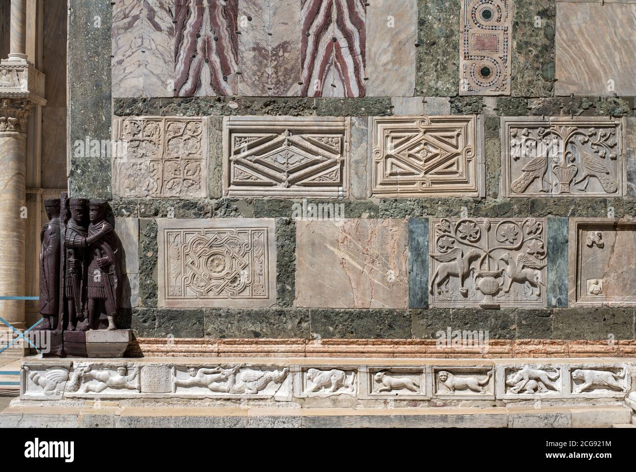 Venedig, Markusplatz (Piazza San Marco), Markusdom (Basilica di San Marco), Reliefs an der Südfassade Stock Photo