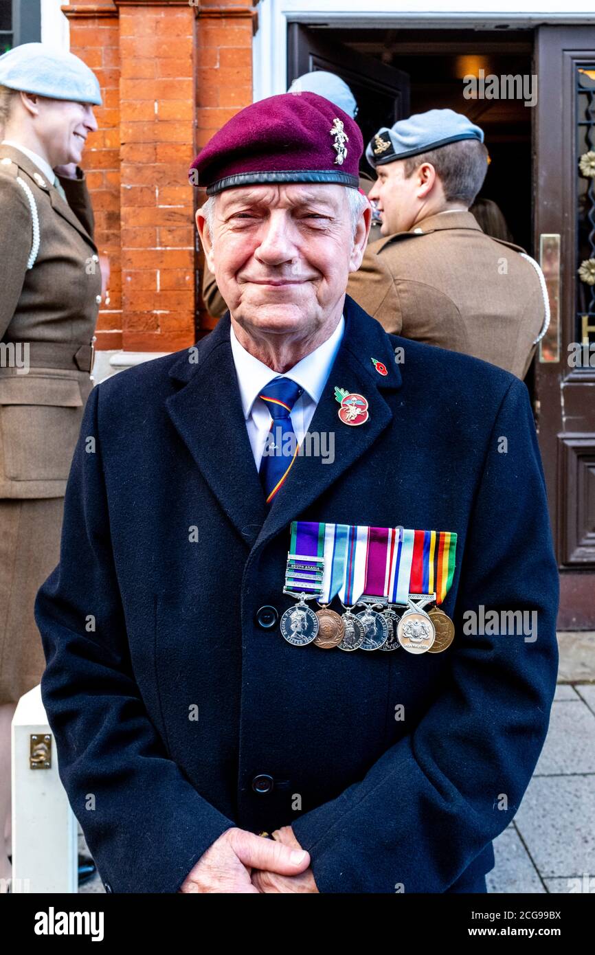 An Old Soldier Attends The Remembrance Day Service In Lewes High Street, Lewes, East Sussex, UK. Stock Photo