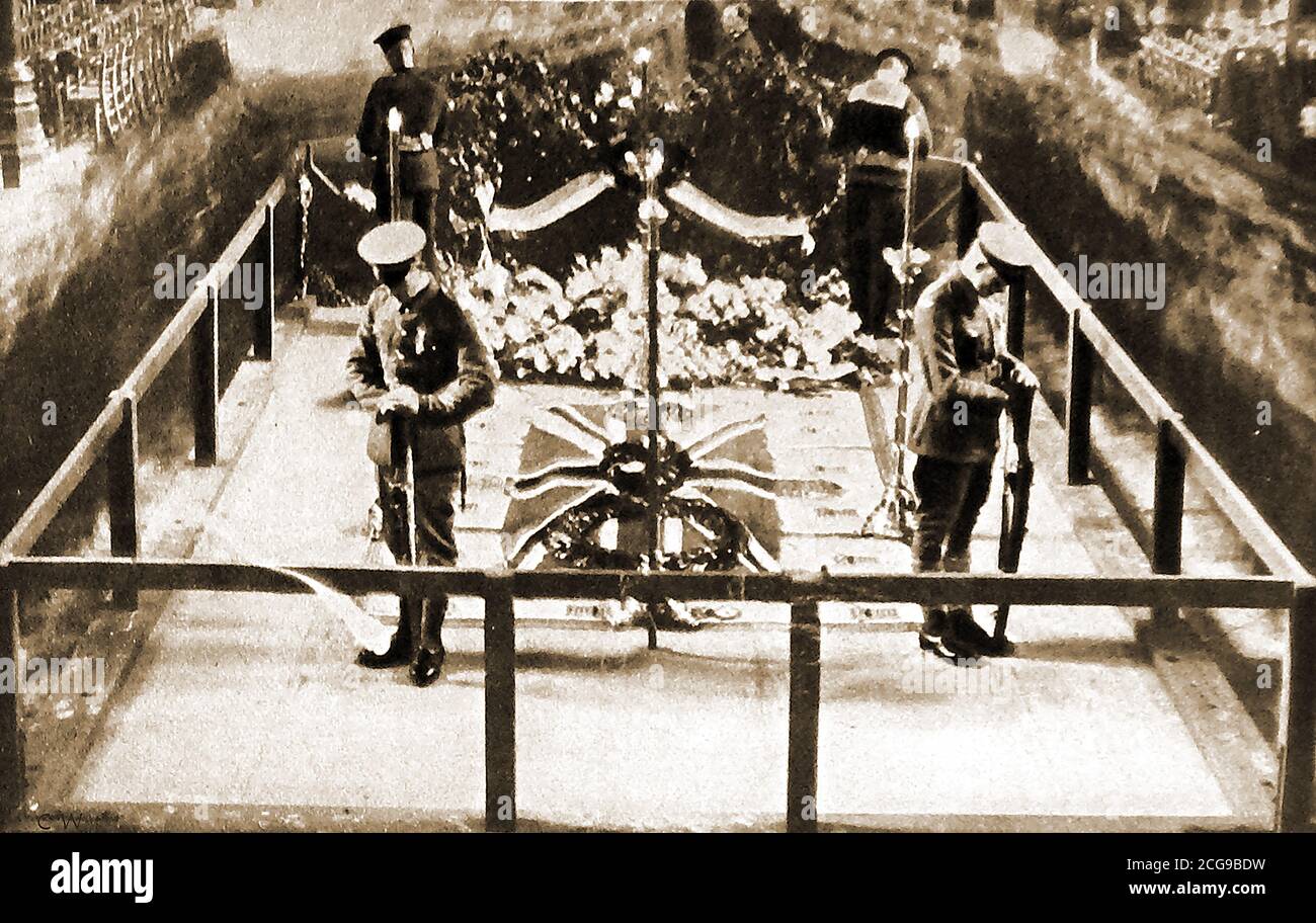 1920 - Westminster Abbey - 4 military sentinels and 4 wax tapers surround the tomb of the unknown warrior. Stock Photo