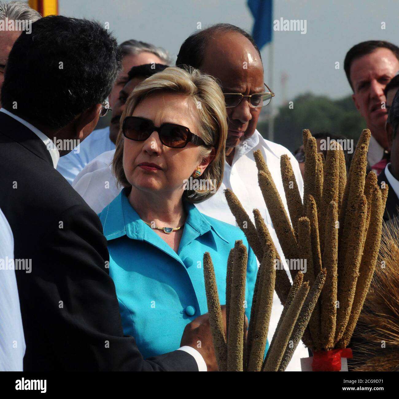 2009 - U.S. Secretary of State Hillary Rodham Clinton, Sharad Pawar, Minister of Agriculture, Consumer Affairs, Food and Public Distribution, and Dr. Mangala Rai, President of the National Academy of Agricultural Sciences, examine wheat samples Stock Photo