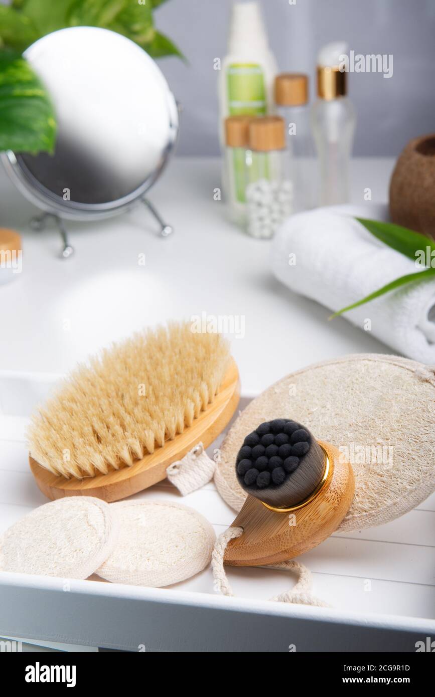 Dry lymphatic drainage massage wooden brushes and loofah pads for face
