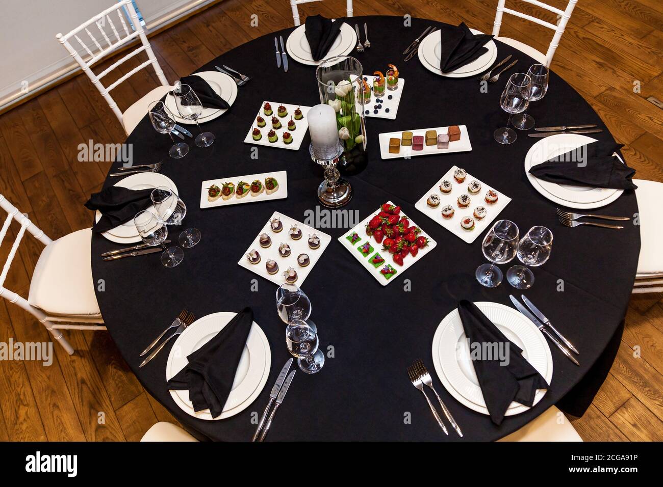 Round table with black tablecloth and black napkins set of
