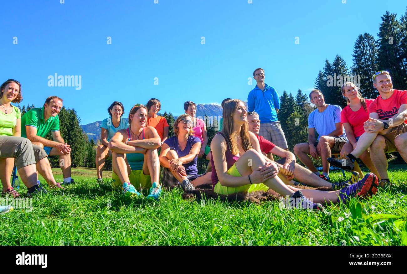 Eine Gruppe bei einer Teambuilding-Schulung - bei Sonnenschein und Wärme im Grünen lernt sich's angenehmer ... Stock Photo