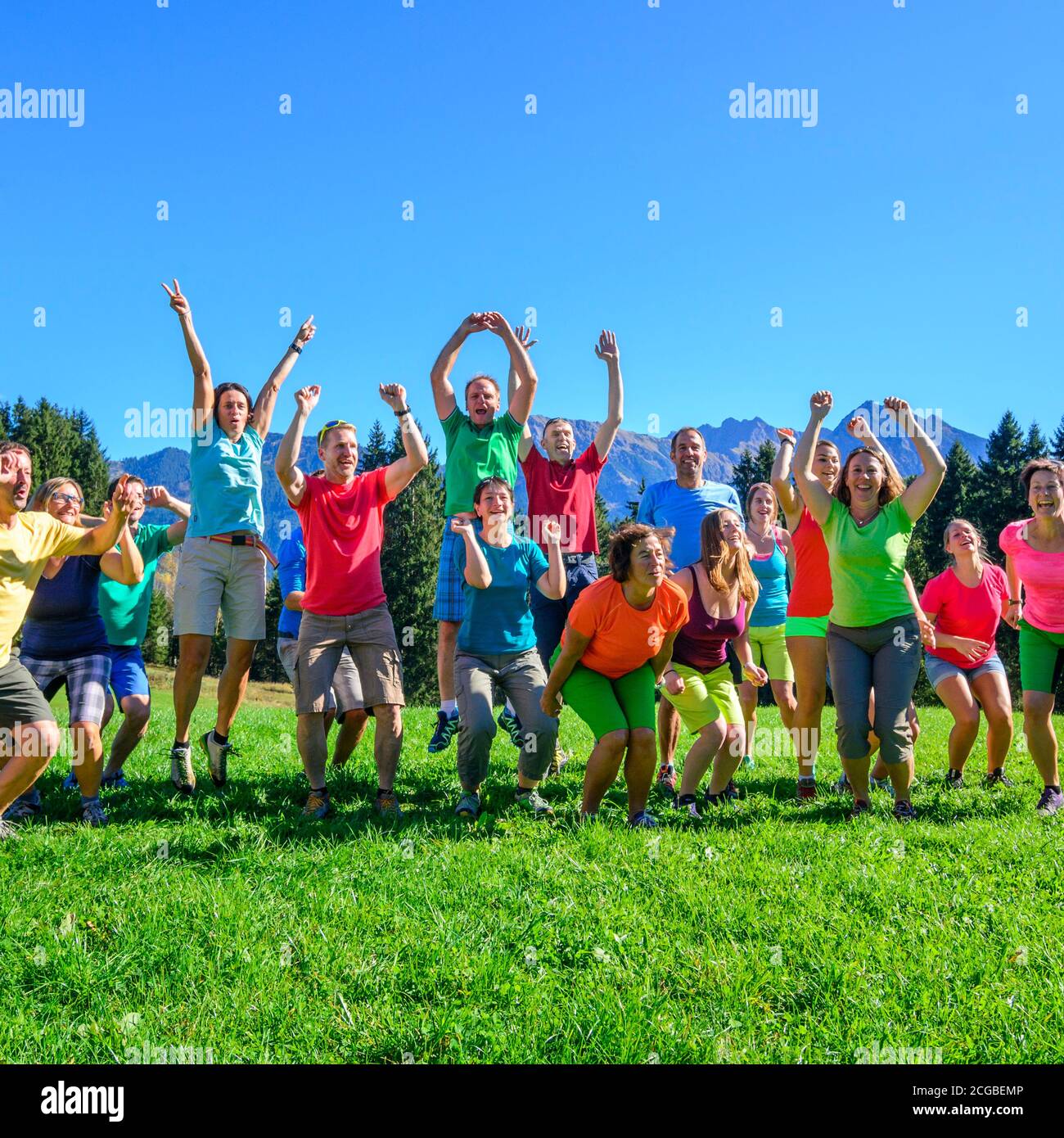 Cheering large group of people hi-res stock photography and images - Alamy