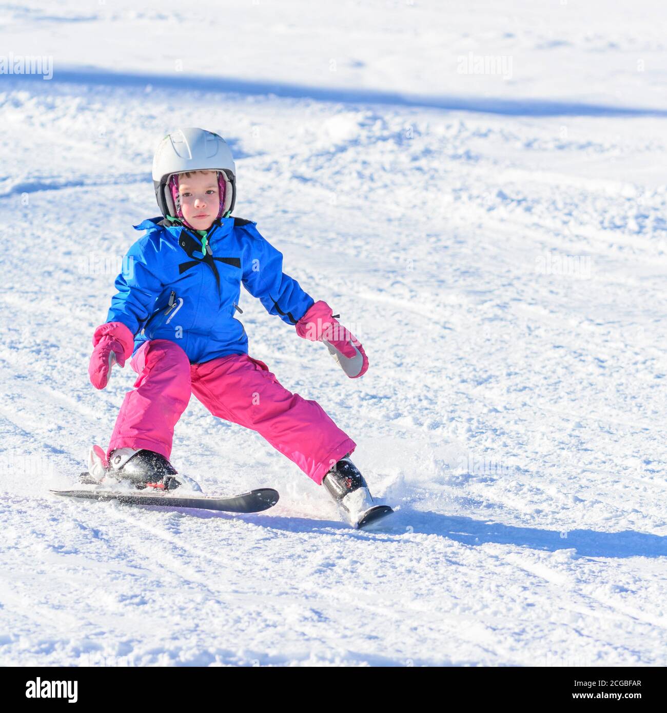 https://c8.alamy.com/comp/2CGBFAR/cute-little-girl-on-skis-2CGBFAR.jpg