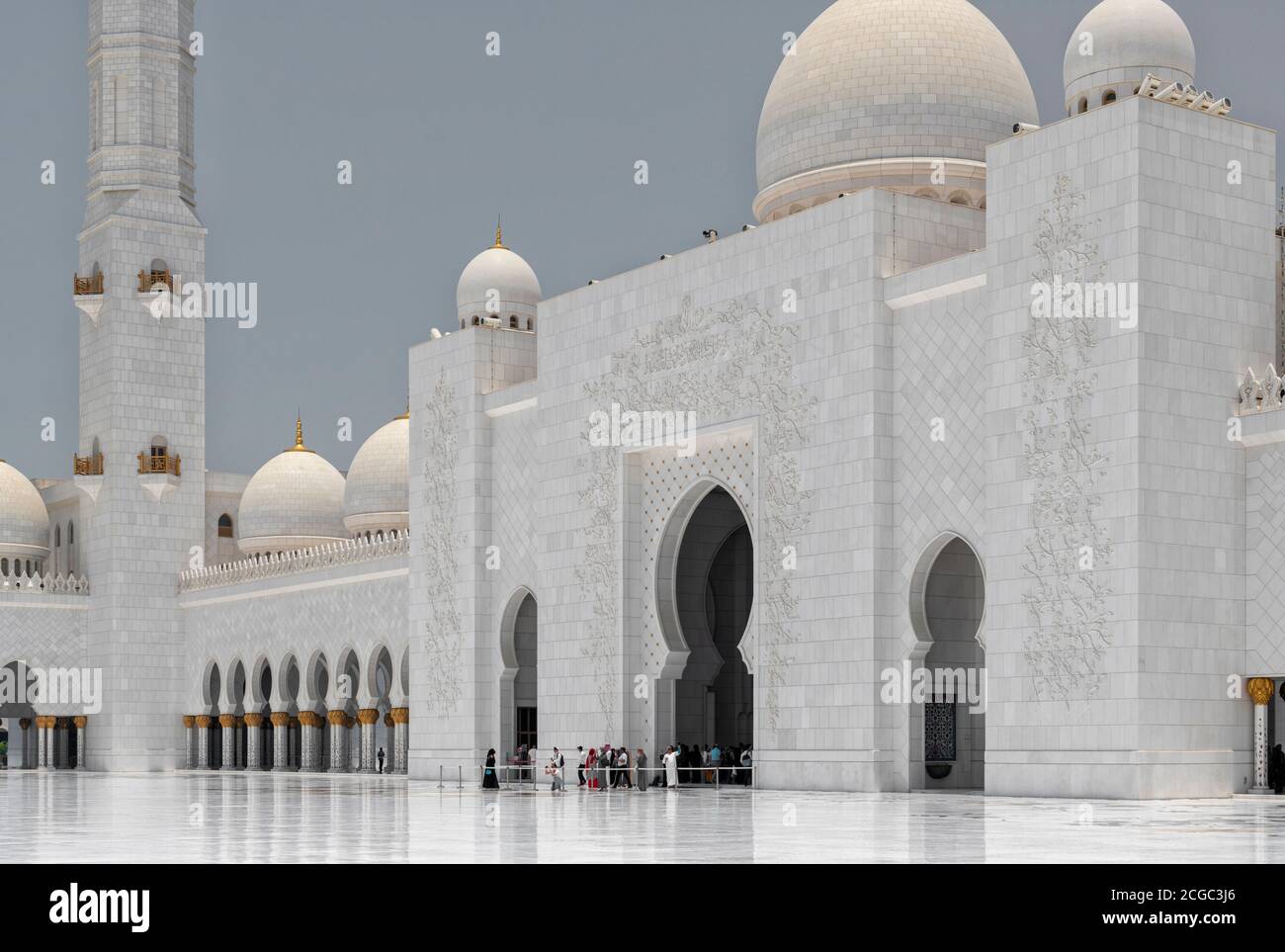 A day shot of the  Sheikh Zayed Grand Mosque, Abu Dhabi entrance and central inner courtyard, marble floor, domes, arches, columns and tourists. Mosque completed 2007. Stock Photo
