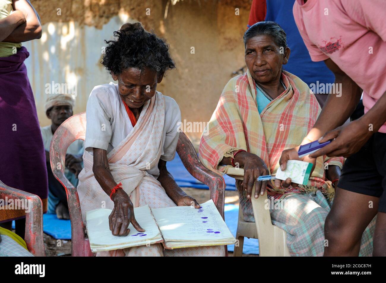 INDIA Jharkhand, NGO Birsa organise Adivasi to fight for their land rights, meeting in village, women sign with thumb print / Indien , Bundesstaat Jharkhand , Chaibasa , Dorfversammlung mit Adivasi und NGO Birsa im Dorf Ulijari , NGO BIRSA organisiert Adivasi im Kampf fuer Menschenrechte und Landrechte, Doerfer und Land der indischen Ureinwohner sind durch Bergbau und Industrieprojekte bedroht und es droht illegale Landnahme und Vertreibung Stock Photo