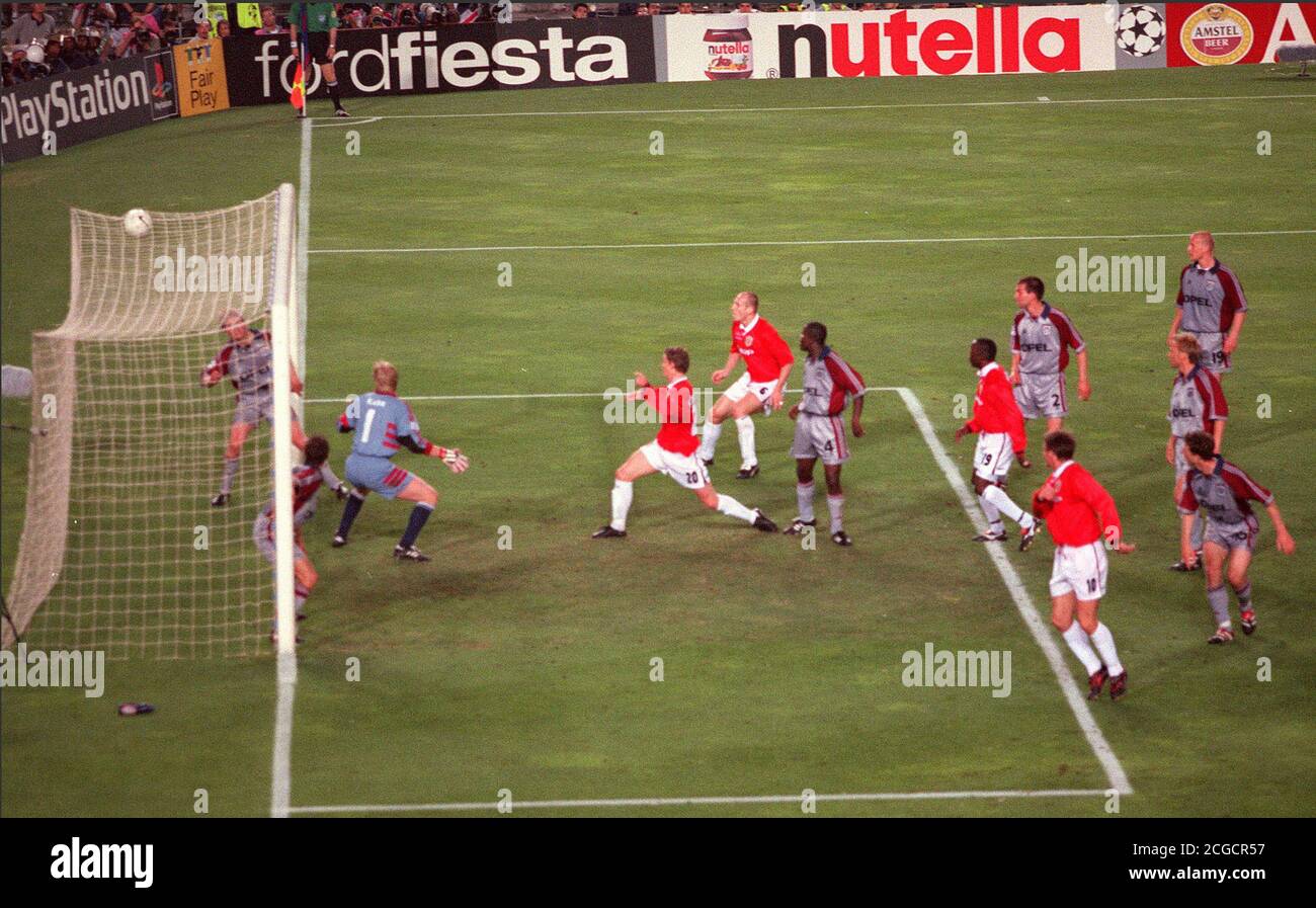 Ole Gunnar Solskjaer scores Manchester United's last minute goal. Man Utd v  Bayern Munich, Champions League Final. 26/5/1999. PHOTO: MARK PAIN Stock  Photo - Alamy