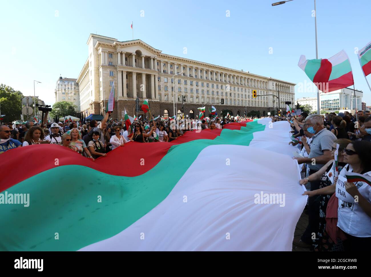 September 10, Sofia, Bulgaria: 64th day of protests against the mafia, the government and Attorney General Ivan Geshev. People unroll the Bulgarian fl Stock Photo