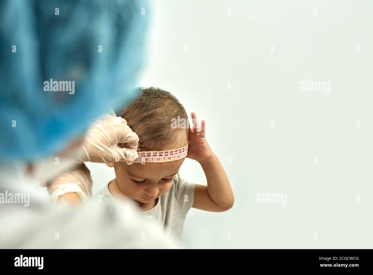 https://c8.alamy.com/comp/2CGCWCG/doctor-measuring-baby-head-circumference-pediatrician-place-measuring-tape-around-your-baby-head-and-record-its-size-well-baby-exam-regularly-2CGCWCG.jpg