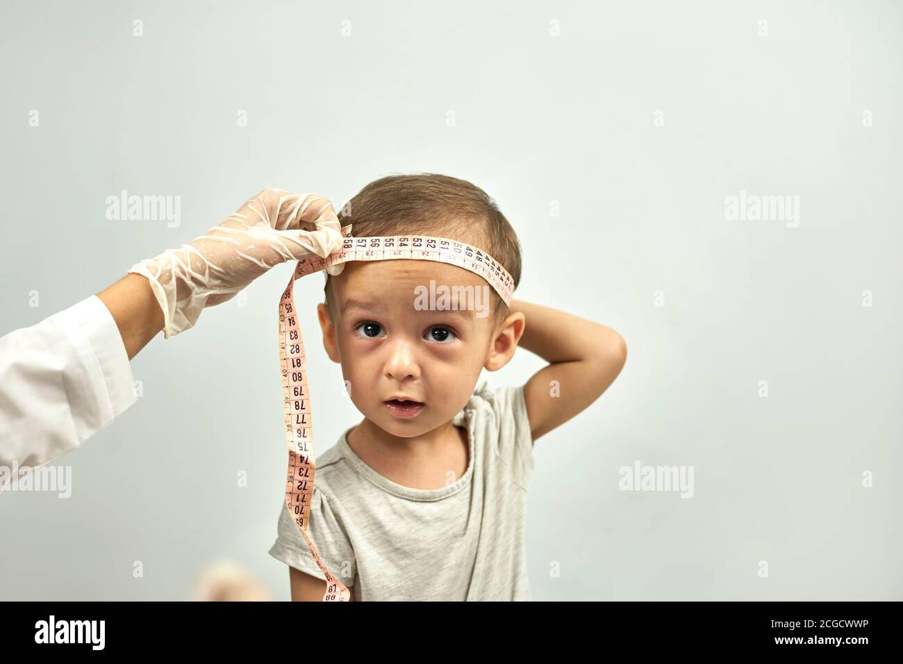 https://c8.alamy.com/comp/2CGCWWP/doctor-measuring-baby-head-circumference-pediatrician-place-measuring-tape-around-your-baby-head-and-record-its-size-well-baby-exam-regularly-2CGCWWP.jpg