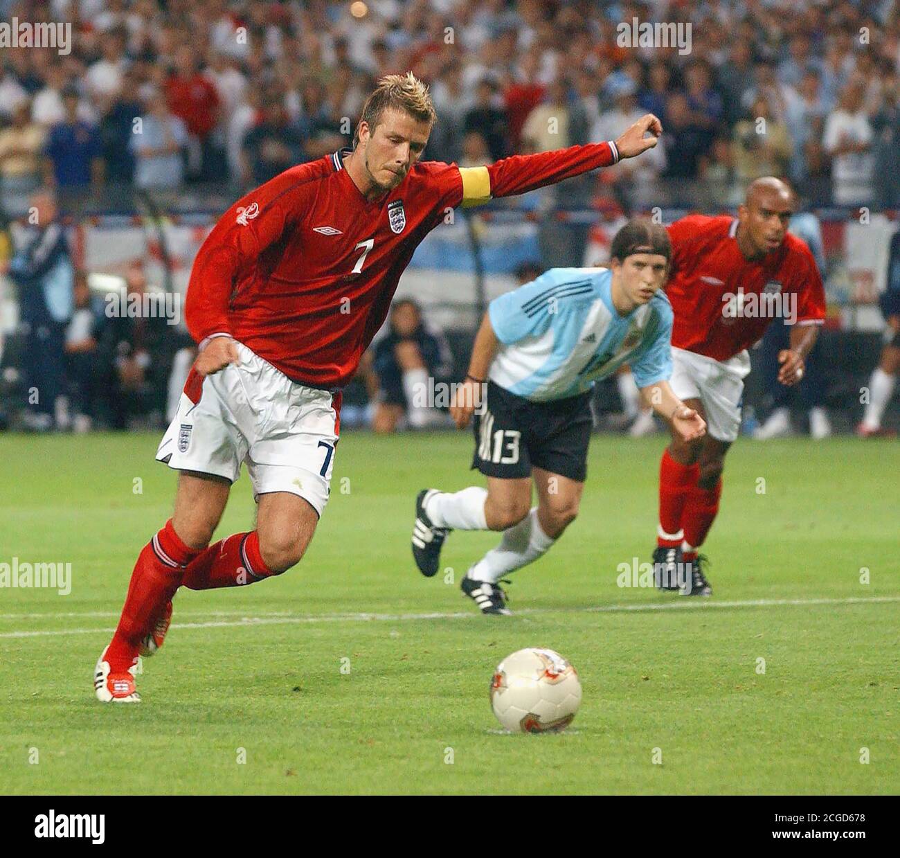 DAVID BECKHAM SCORES THE WINNING PENALTY. ENGLAND v ARGENTINA