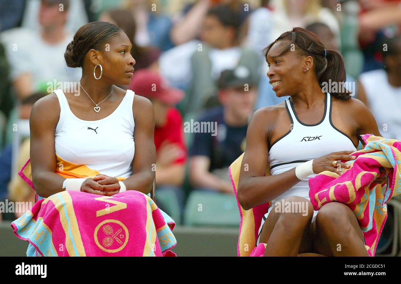 SERENA AND VENUS WILLIAMS IN THE LADIES DOUBLES.  WIMBLEDON TENNIS CHAMPIONSHIPS LONDON, ENGLAND. 26/6/2003  PHOTO CREDIT : © MARK PAIN / ALAMY Stock Photo