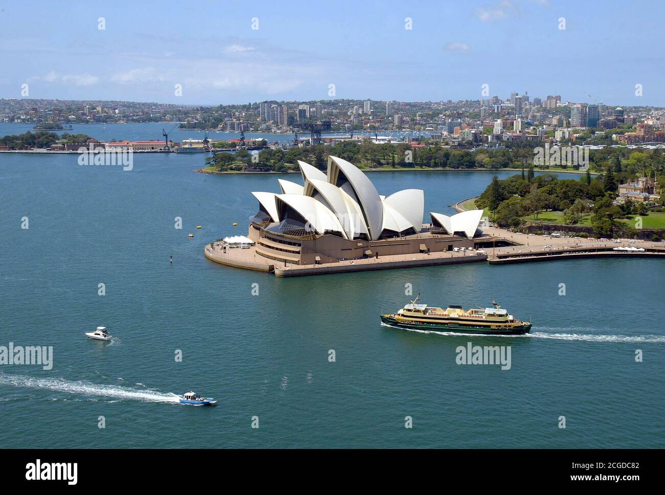 SYDNEY HARBOUR SHOWING THE OPERA HOUSE AND THE MANLY FERRY SYDNEY, AUSTRALIA   PHOTO CREDIT : © MARK PAIN / ALAMY STOCK PHOTO Stock Photo