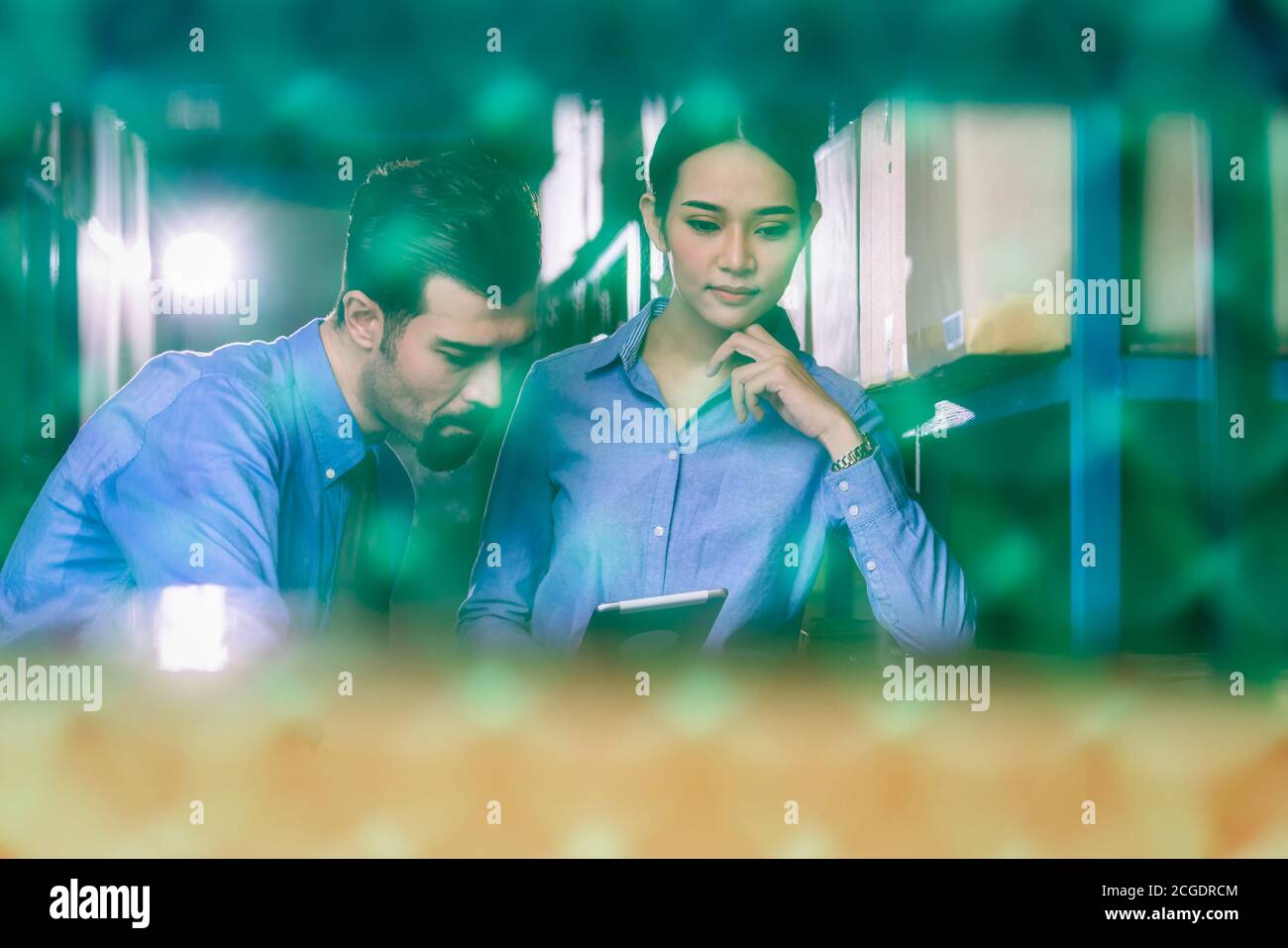 Simple training. Тренировка в зале. Simple training. Сидящий культурист. Функциональная силовая тренировка.