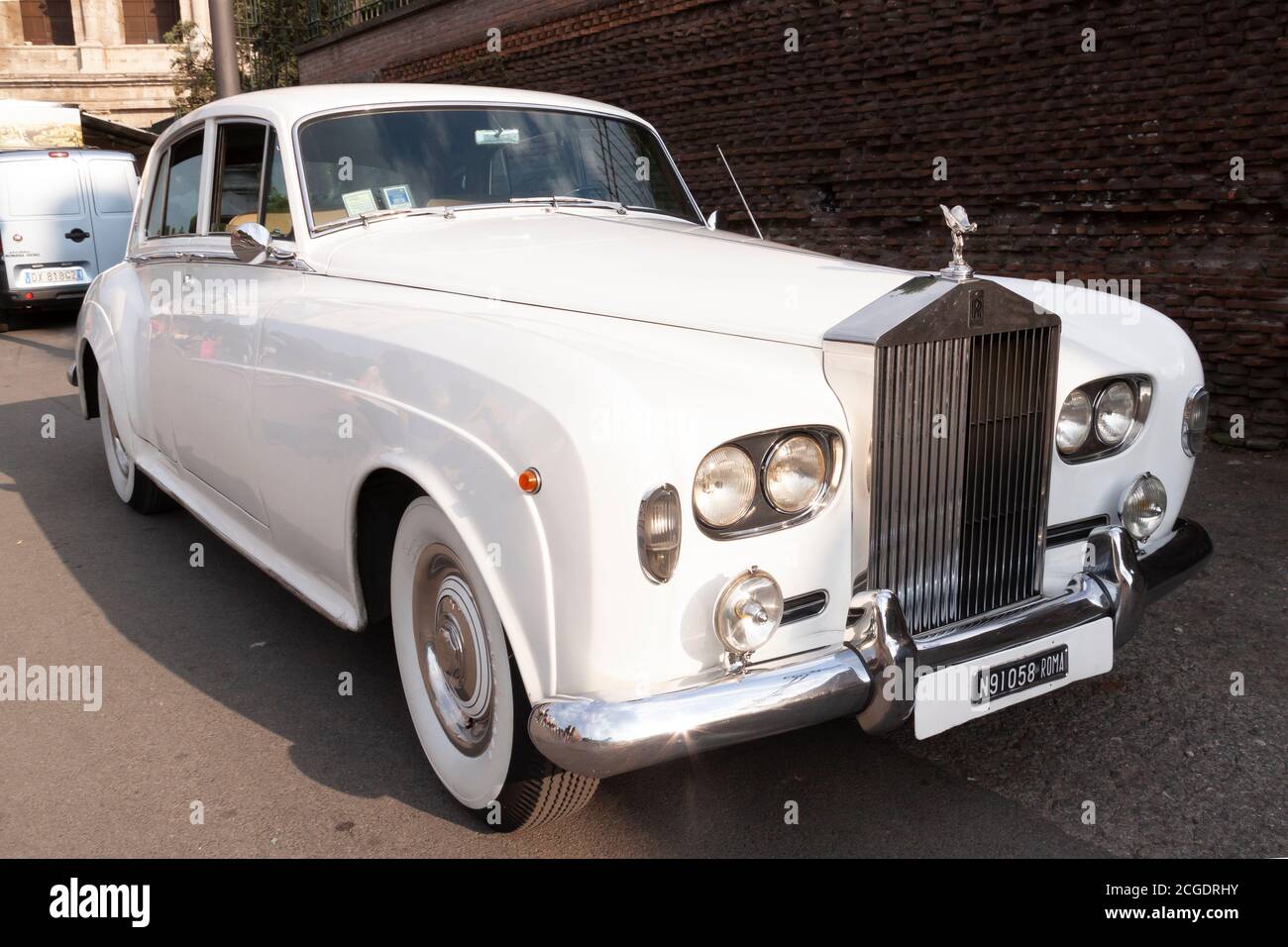 Rolls royce parked in front hi-res stock photography and images - Alamy