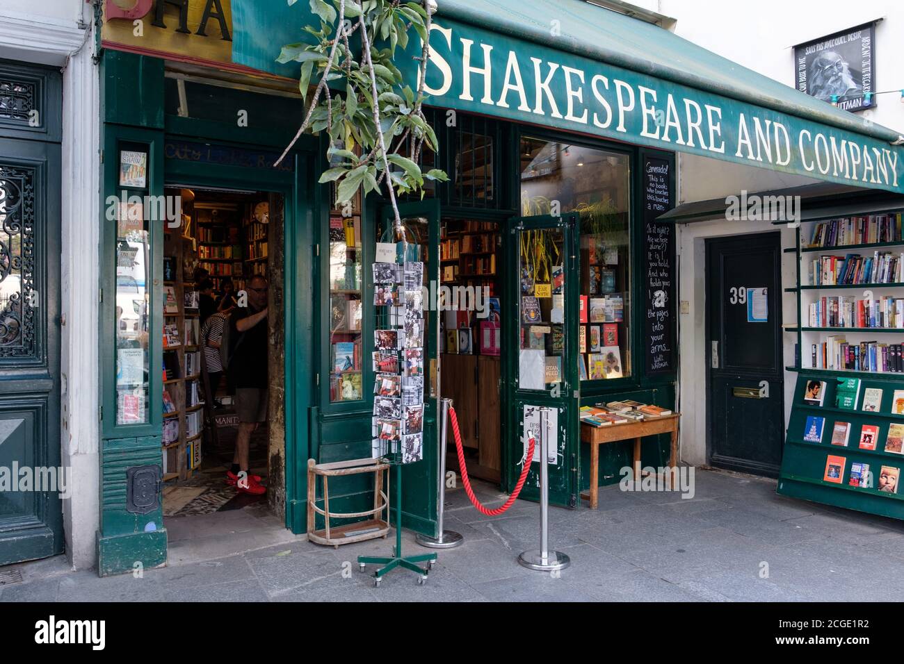 The famous Shakespeare and Company bookstore in Paris Stock Photo Alamy