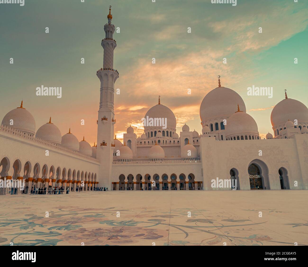 Sheikh Zayed Grand Mosque, Abu Dhabi, UAE Stock Photo - Alamy