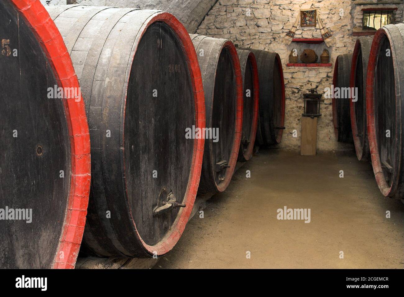 Câlnic, Romania, large wine barrels in the cellar. Rumänien, große Weinfässer im Keller. Rumanía, grandes toneles de vino en la bodega. Beczki z winem Stock Photo