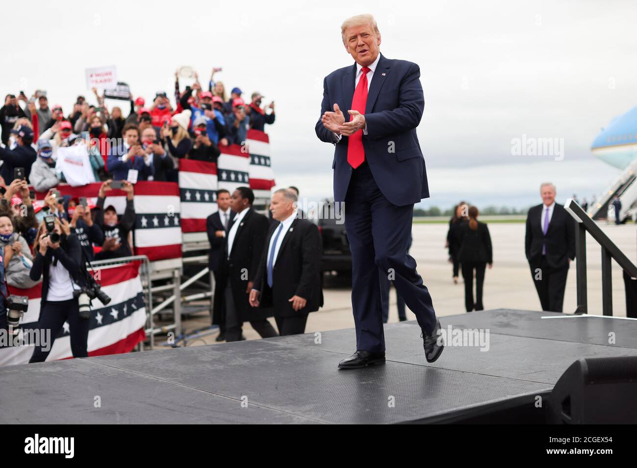 U S President Donald Trump Applauds As He Arrives To A Campaign Event At Mbs International Airport In Freeland Michigan U S September 10 Reuters Jonathan Ernst Stock Photo Alamy U S President Donald Trump Applauds As He Arrives To A Campaign Event At Mbs International Airport In Freeland Michigan U S September 10 Reuters Jonathan Ernst Stock Photo Alamy