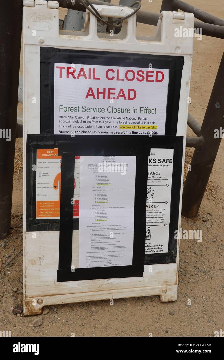 Trail closed sign hi-res stock photography and images - Alamy