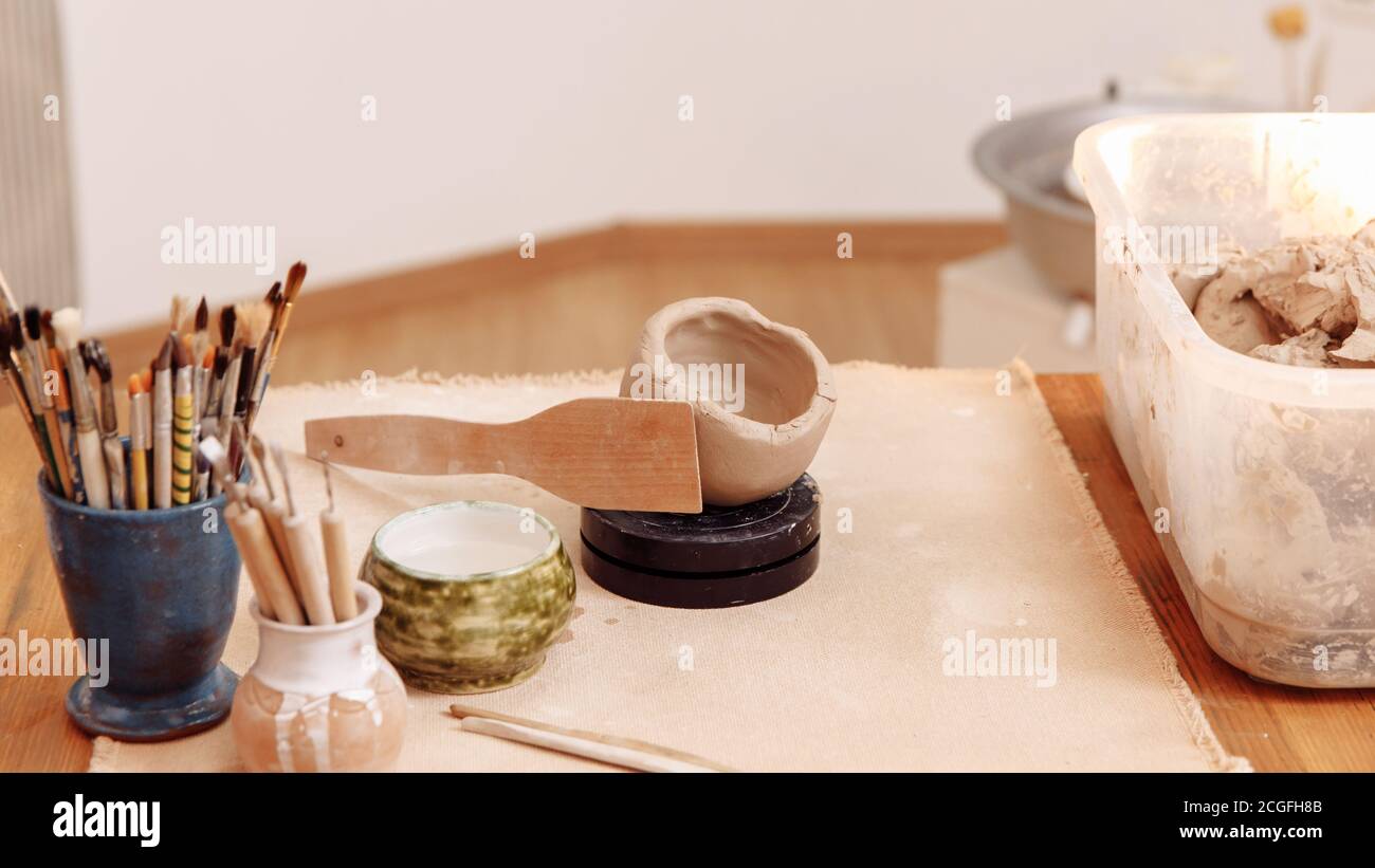 DIY create a Cup of clay by hand modeling. Step 5. Align the outer