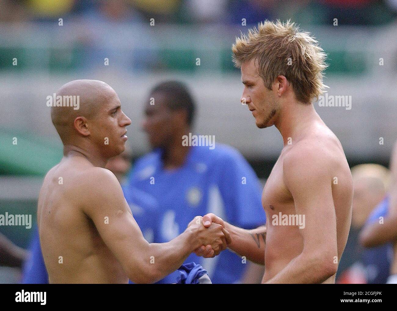 DAVID BECKHAM AND ROBERTO CARLOS. ENGLAND v BRAZIL  JAPAN WORLD CUP FOOTBALL, SHIZUOKA, JAPAN - 21/6/2002  PHOTO CREDIT: MARK PAIN / ALAMY Stock Photo