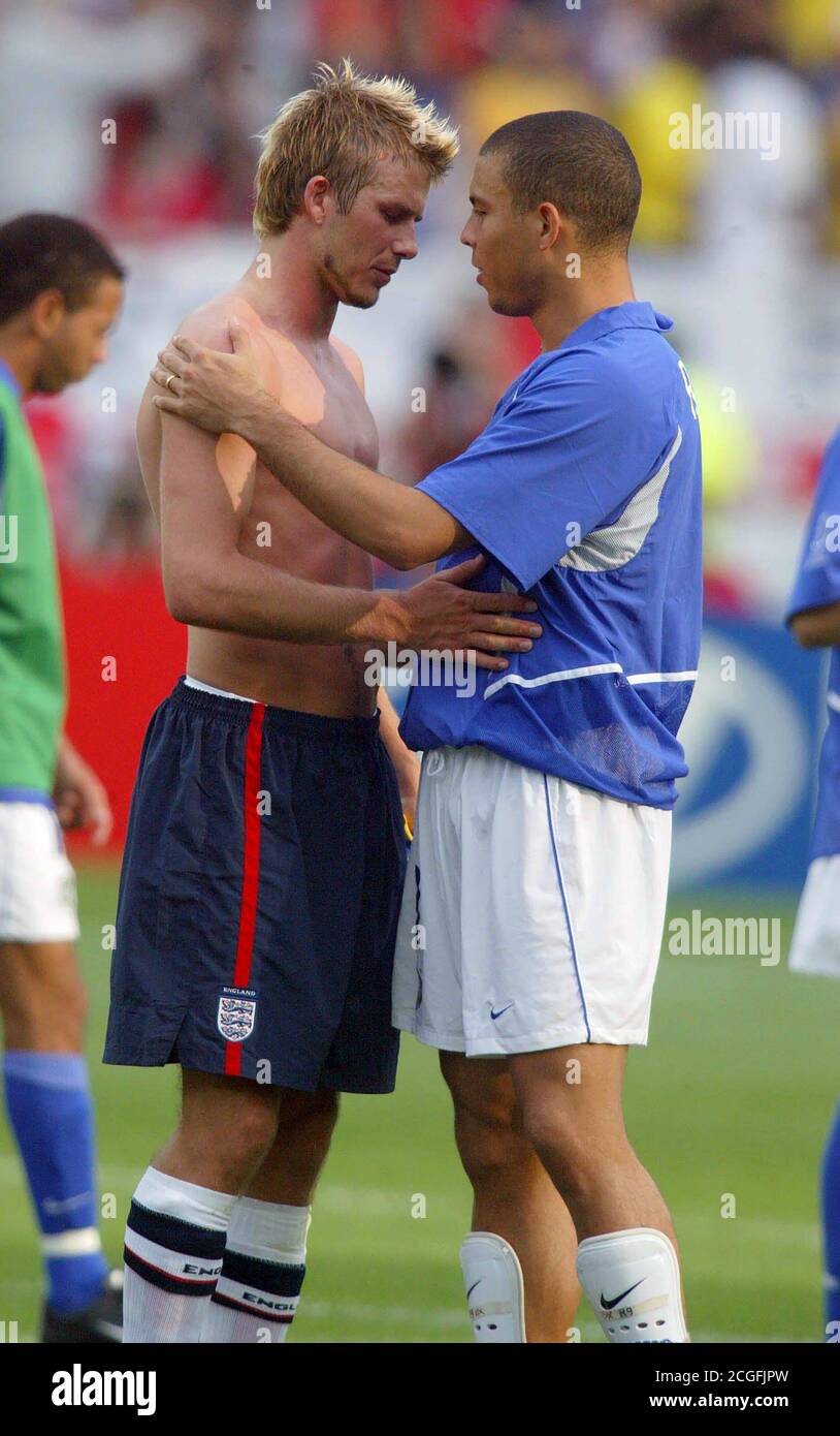 DAVID BECKHAM AND ROBERTO CARLOS. ENGLAND v BRAZIL  JAPAN WORLD CUP FOOTBALL, SHIZUOKA, JAPAN - 21/6/2002  PHOTO CREDIT: MARK PAIN / ALAMY Stock Photo