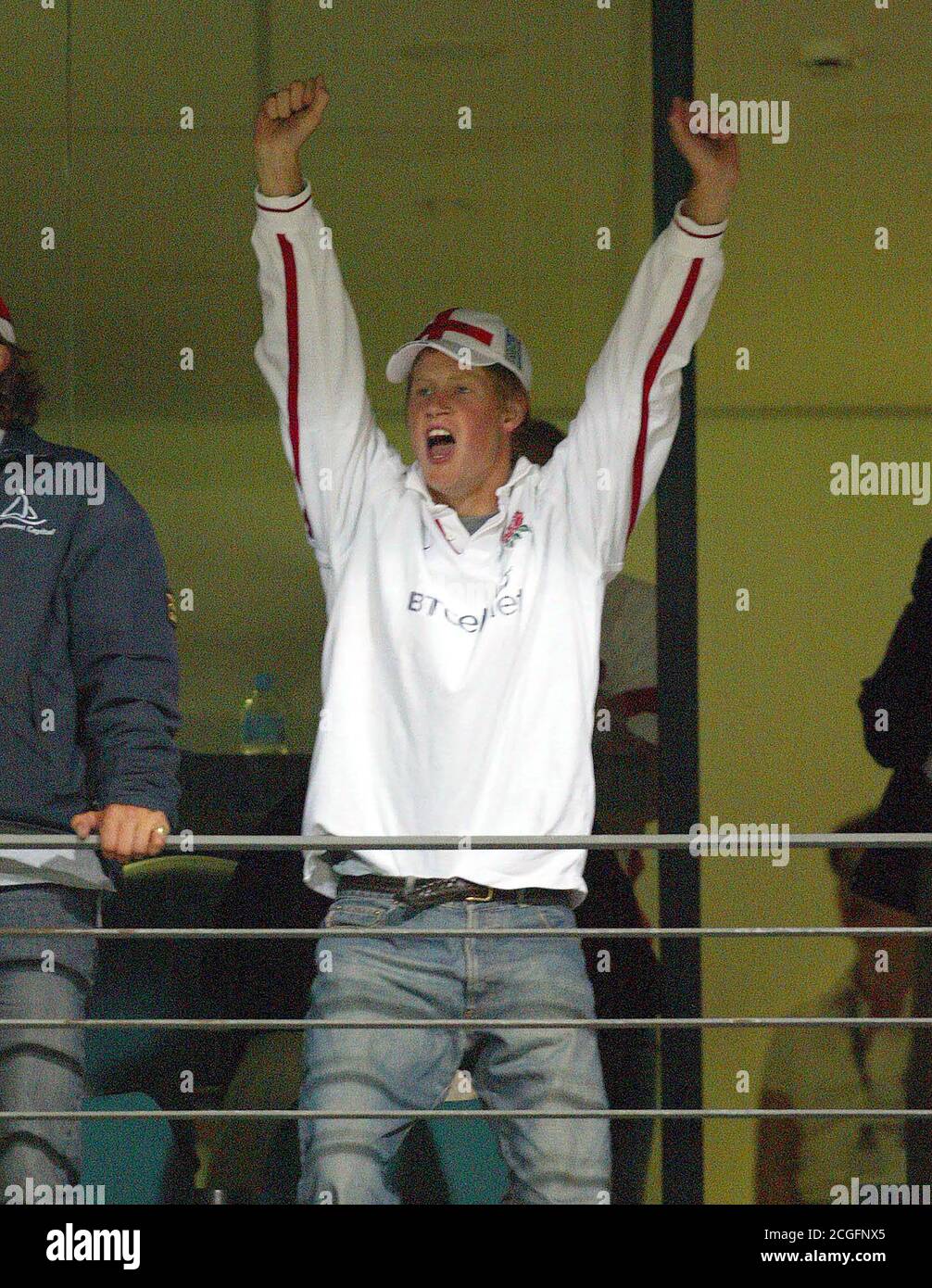 PRINCE HARRY CELEBRATES ENGLAND’s VICTORY ENGLAND v SOUTH AFRICA, 2003 RUGBY WORLD CUP, PERTH, AUSTRALIA - 18/10/2003  PICTURE : MARK PAIN / ALAMY Stock Photo