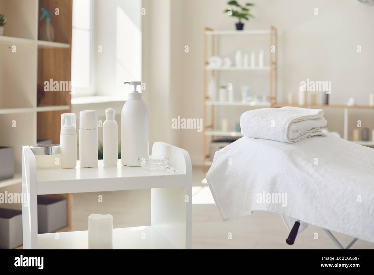 frelsen bestikke isolation Spa room or beauty salon with set of organic skincare products and empty  bed with fresh towels Stock Photo - Alamy