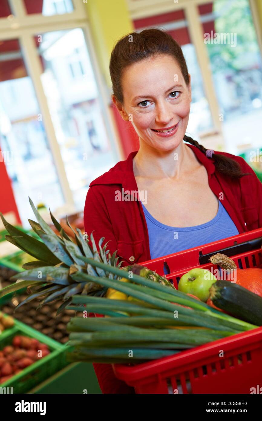 Ältere Frau kauft Obst und Gemüse im Supermarkt Stock Photo