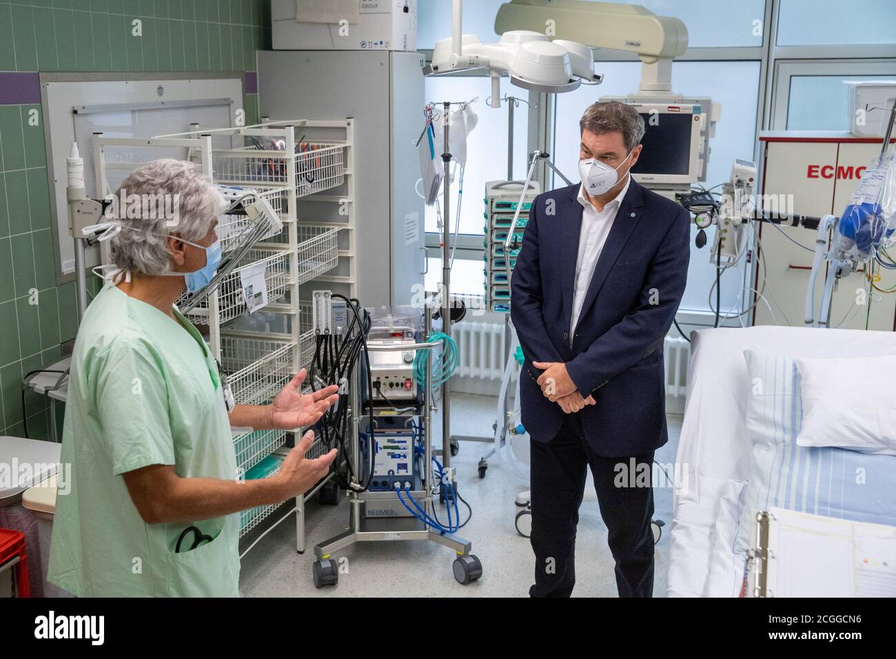 nuremberg-germany-11th-sep-2020-markus-s-der-r-csu-bavarian-minister-president-during-a-visit-to-the-nuremberg-south-clinic-talks-to-stefan-john-senior-physician-and-head-of-department-of-the