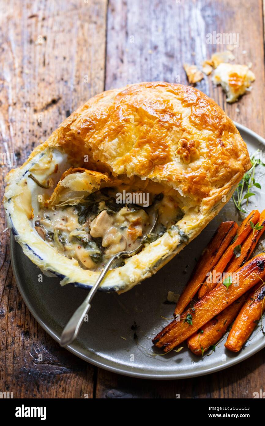 Chicken mushroom pie hi-res stock photography and images - Alamy