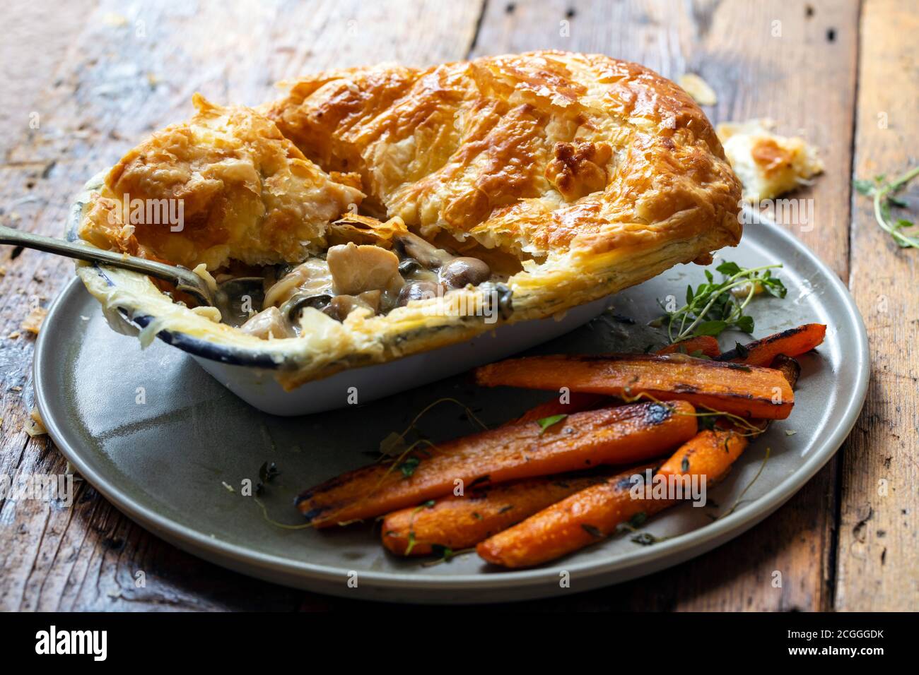 Chicken mushroom pie hi-res stock photography and images - Alamy