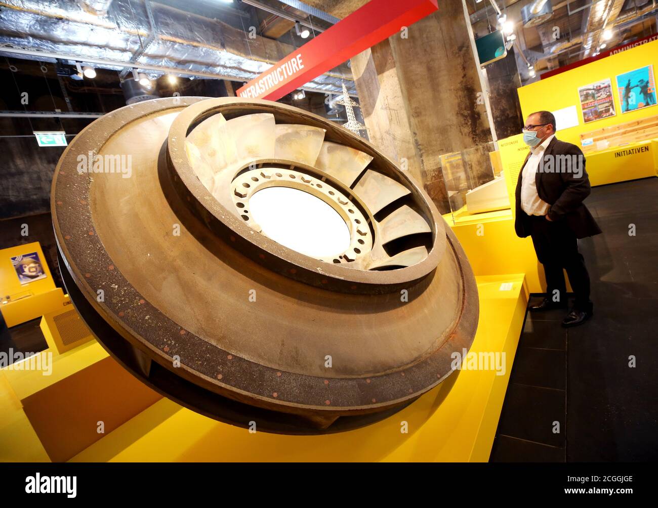 Essen, Germany. 10th Sep, 2020. A trade visitor looks at the impeller of a centrifugal pump in the exhibition '100 Years of the Ruhr Area'. The large exhibition on the Ruhr area with more than 1000 exhibits on the occasion of the 100th anniversary of the Regionalverband Ruhr starts on 13.09.2020. Credit: Roland Weihrauch/dpa/Alamy Live News Stock Photo