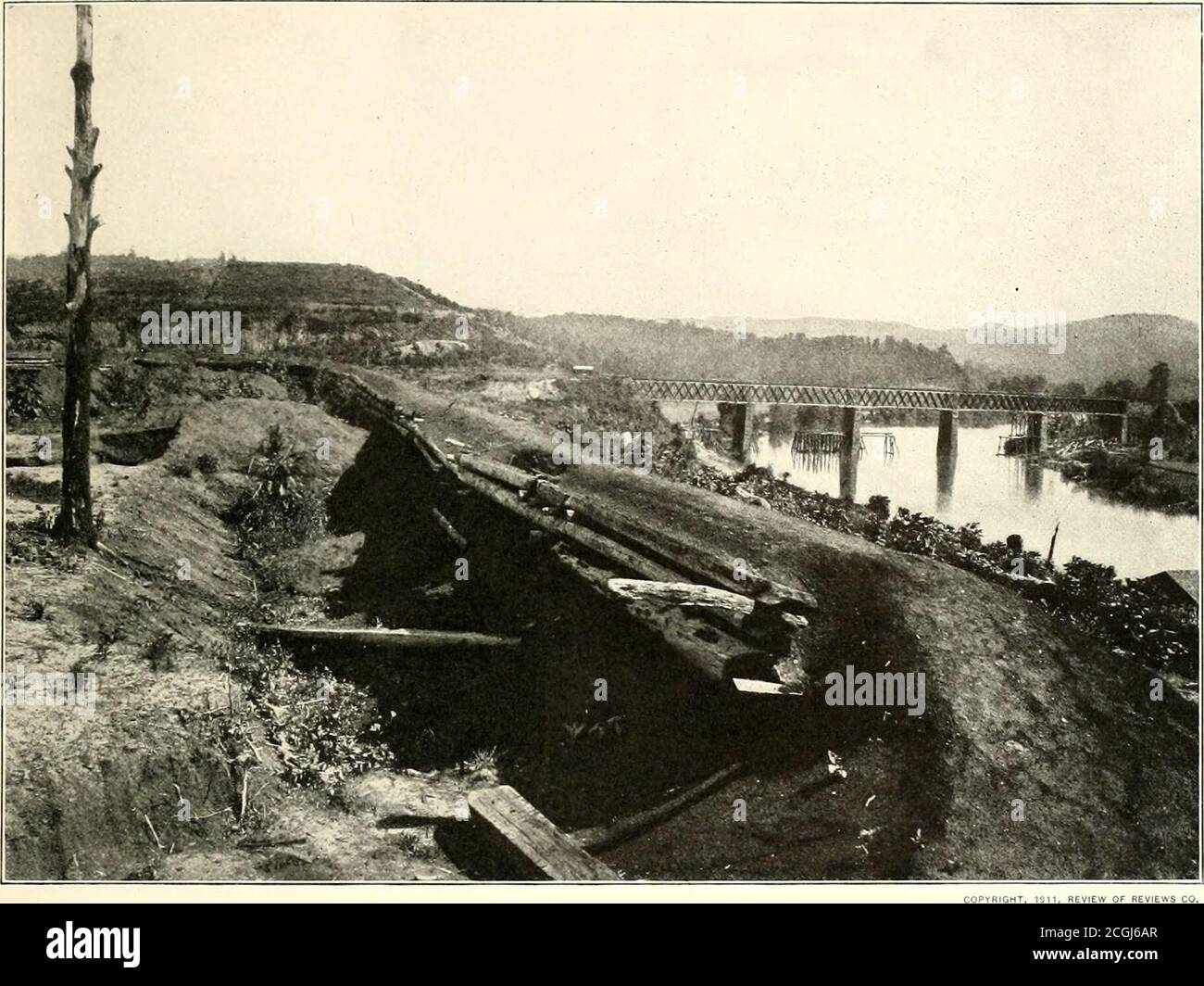. The Civil War through the camera : hundreds of vivid photographs actually taken in Civil War times, together with Elson's new history . ANOTHER RETROGRADE MOVEMENT OVER THE ETOWAH BRIDGE The strong works in the pictures, commanding the railroad bridgeover the Etowah River, were the fourth fortified position to beabandoned by Johnston within a month. Pursued by Thomasfrom Resaca, he had .made a brief stand at Kingston and thenfallen back steadily and in superb order into Cassville. Therehe issued an address to his army announcing his purpose toretreat no more but to accept battle. His troops Stock Photo