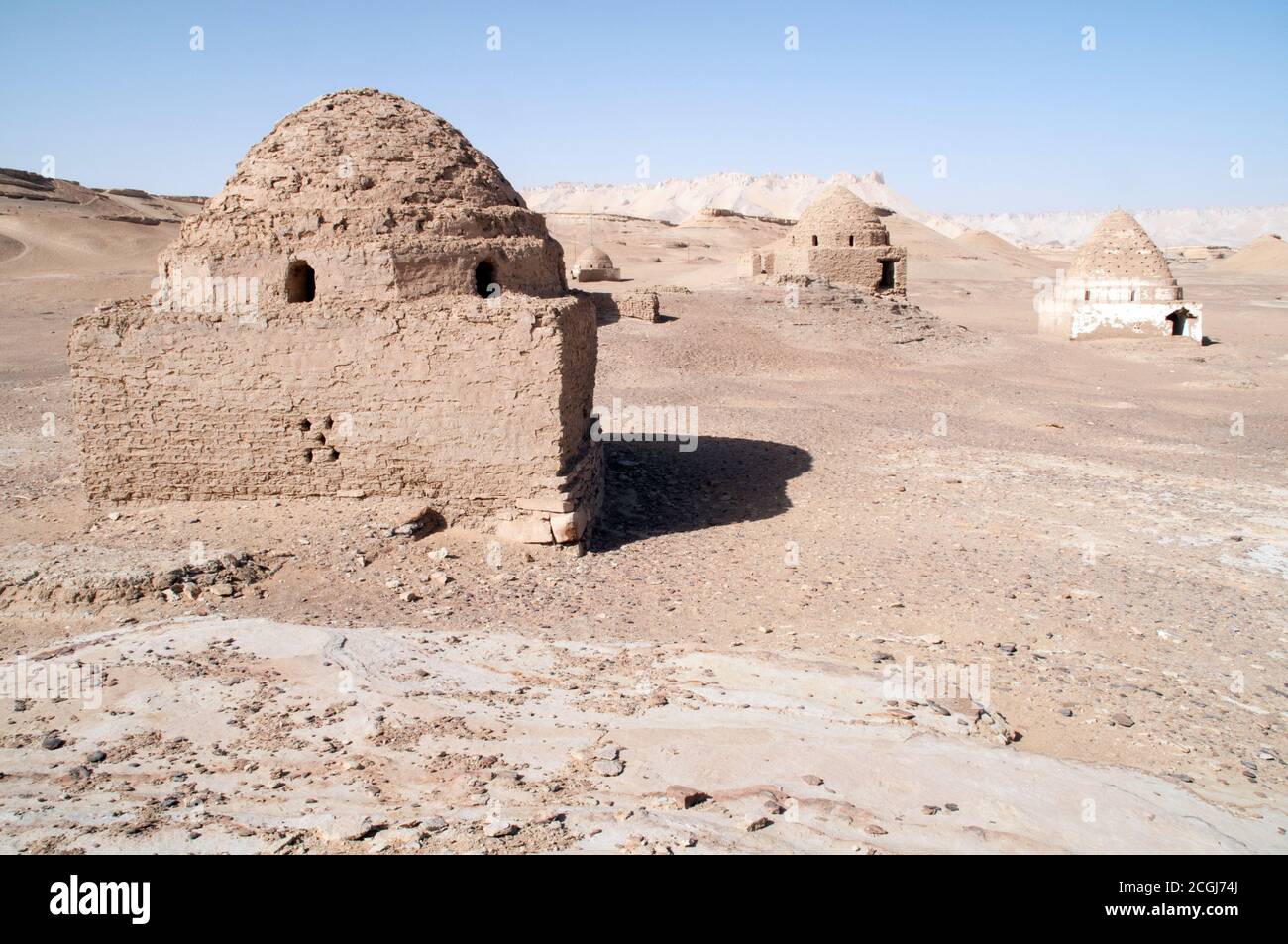 Islamic mausoleums in the medieval Saharan village of al Qasr, in Dakhla Oasis, in the Western Desert of the Sahara, New Valley Governorate, Egypt. Stock Photo