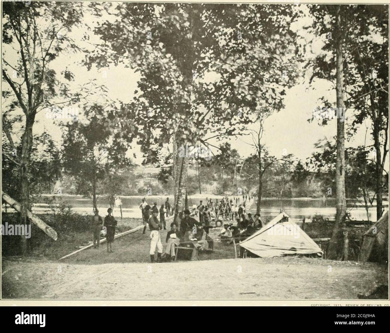 . The photographic history of the Civil War : thousands of scenes photographed 1861-65, with text by many special authorities . COPRiGhT. REVIEW OF REVIEWS CO. SOLDIERS HV THE TITER PONTOON BIUDOE AT DEEP BOTTOM JAMES RIVER, lH(i|. To construct a pontoon bridge the first boat launched was rowedup-stream a short distance. The anchor was let go. Us rope wasthen paid out sufficiently to drop the boat down into position.A second anchor was dropped a short distance down-stream, if thecurrent proved irregular.The second boat was placedin position by the same proc-ess. Then the sills of thebridge, ca Stock Photo