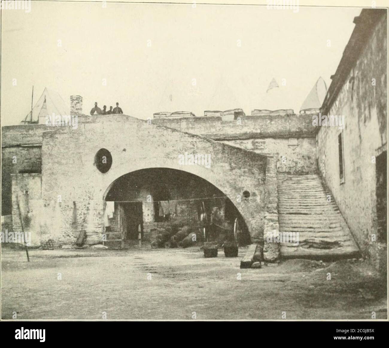 . The photographic history of the Civil War : thousands of scenes photographed 1861-65, with text by many special authorities . ld (Pa.) Cav.; Confed., Col. T.L. Rossers Cav. Losses: Union, 10killed, 70 wounded. FEBRUARY, 1864. 1 to 3.—Bachelor Creek, Newport Barracks,and New Berne, N. C. Union, 132d N.Y., 9th Vt., 17tli Mass., 2d N. C, 12thN. Y. Cav., 3d N. Y. Artil.; Confed.,Expedition commanded by Gen. Geo. E.Pickett. Losses: Union, 6 killed, 50wounded, 280 missing; Confed., 5killed, 30 wounded. 1 to March 8.—Expedition up the YazooRiver. Miss. Union, 11th 111., 47th U.S. Colored, 3d U. S. Stock Photo