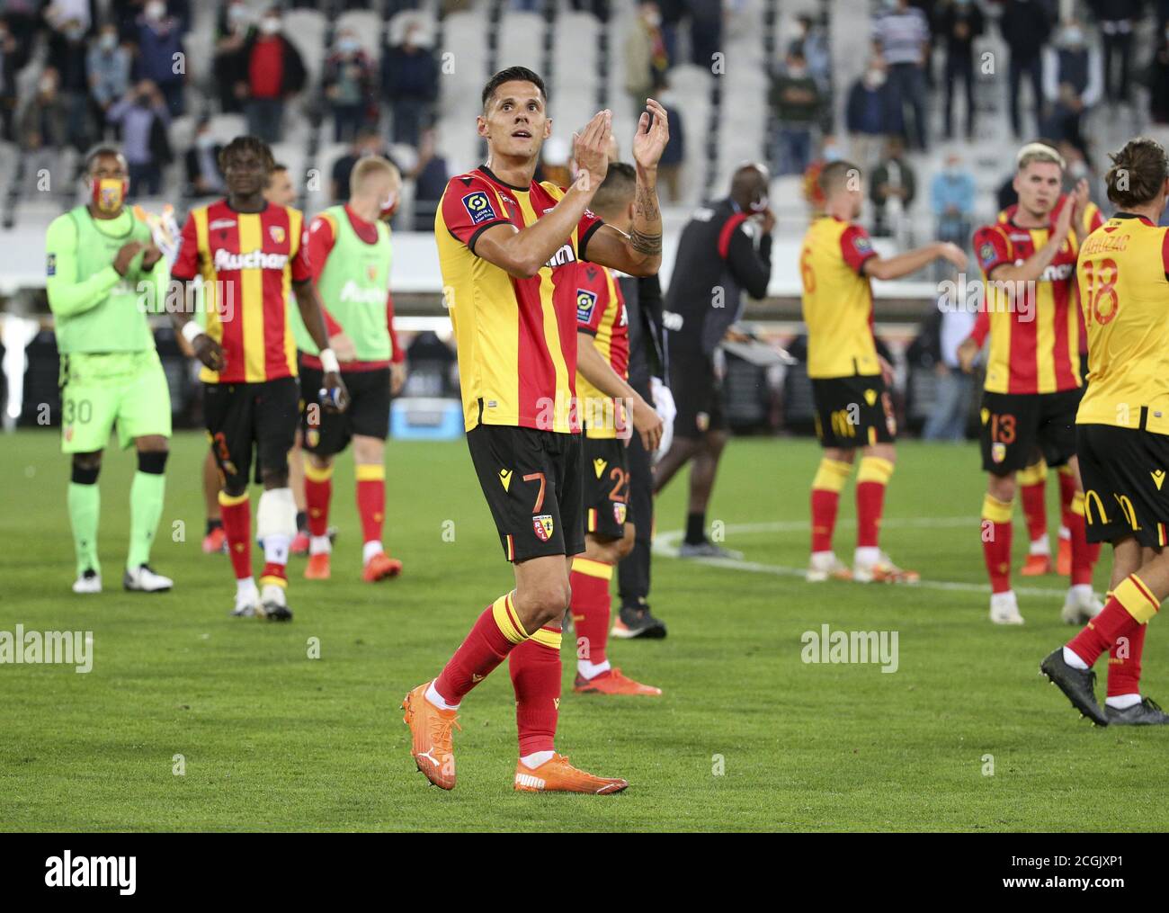 Florian Sotoca of Lens celebrates with teammates the victory following the French championship Ligue 1 football match between RC Lens (Racing Club de Stock Photo
