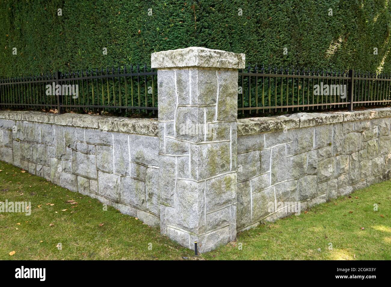 Stone pillar garden wall hi-res stock photography and images - Alamy