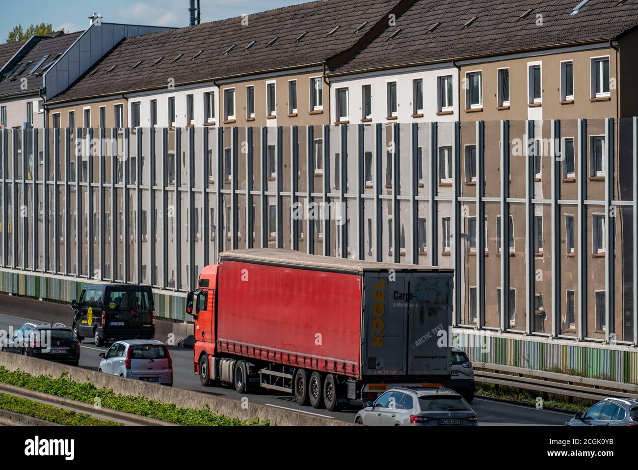 Die Autobahn A40, Ruhrschnellweg, in Essen, Wohnhäuser direkt an der Autobahn, gläserne Lärmschutzwände, Dorstfelder Strasse, Busspur, an der Ausfahrt Stock Photo