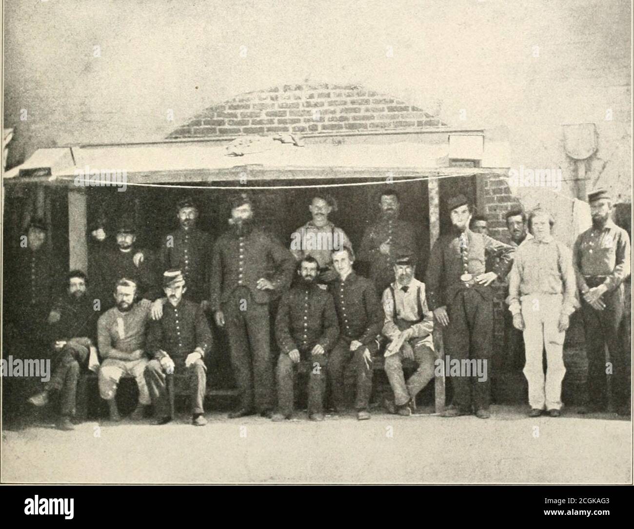 . The photographic history of the Civil War : thousands of scenes photographed 1861-65, with text by many special authorities . wm wtm. COPYRIGHT, 1911, REVIEW OF neviEWS CO. THE BRIGHT SIDE OF PRISON LIFE—18C1 These are some of the Union prisoners taken at the first battle of Bull Run, July 21, 1861, at CastlePinckney, in Charleston Harbor, where they were placed in charge of the Charleston Zouave Cadets underCaptain C. E. Chichester. They received the same rations as their guardians, and were good-enoughsoldiers to make themselves quite comfortable. Later in the war, when rations grew short Stock Photo