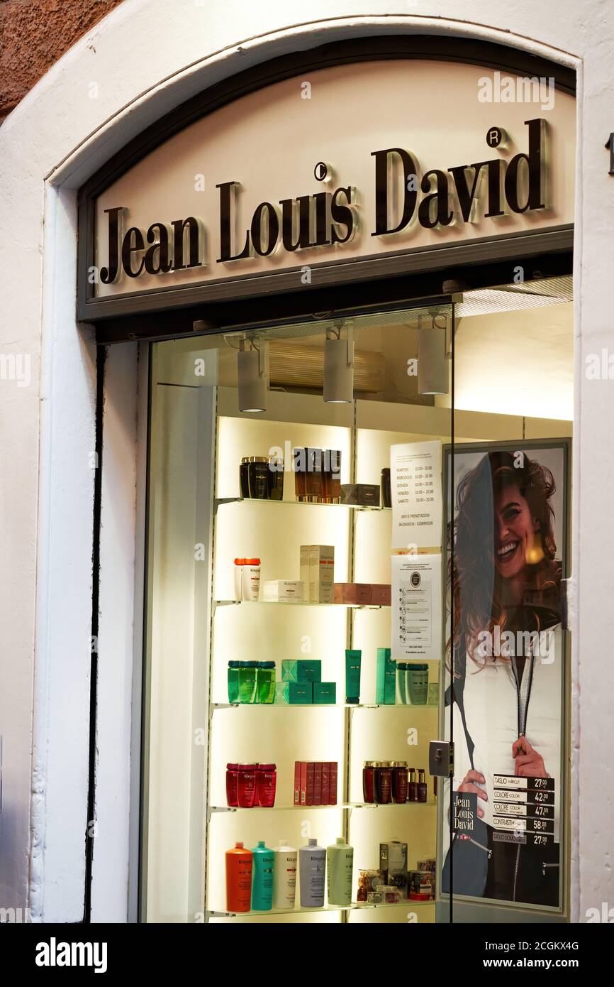 Rome, Italy: Tourism in Spanish Steps Area. Open Jean Louis David Hair  Stylist Shop During Coronavirus Covid-19 Pandemic Stock Photo - Alamy