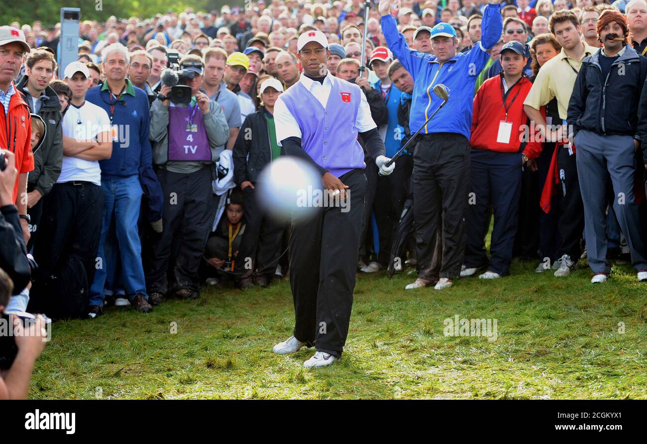 TIGER WOODS HITS PHOTOGRAPHER MARK PAIN WITH HIS BALL. THE 2010 RYDER CUP, CELTIC MANOR, WALES. 2/10/2010.  PICTURE CREDIT : MARK PAIN / ALAMY Stock Photo