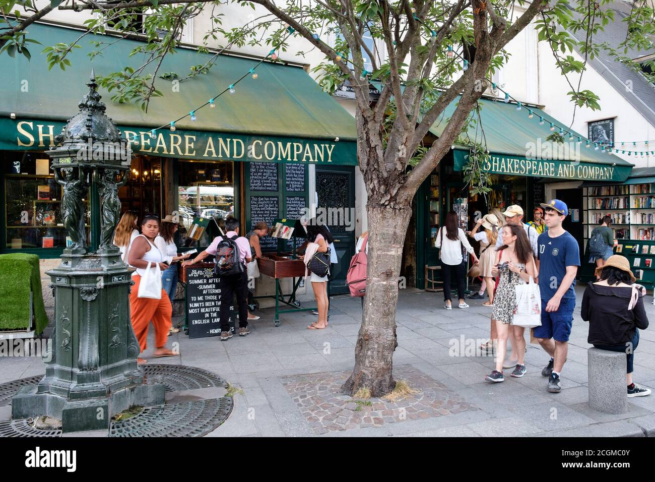 The famous Shakespeare and Company bookstore in Paris Stock Photo Alamy